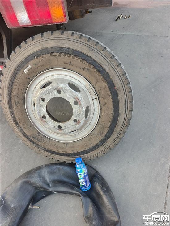 中国重汽HOWO轻卡新车<em>内胎</em>安装移位