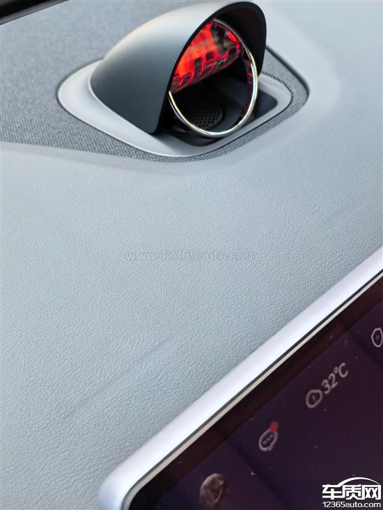 鸿蒙智行问界M5厂家出售<em>储物</em><em>盒</em>压坏仪表台