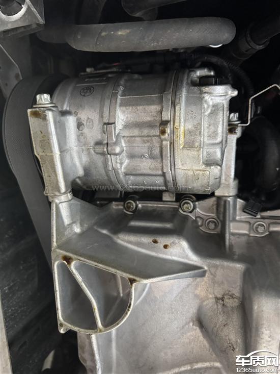 进口奔驰GLB AMG下支臂护板脱落 减震器漏油