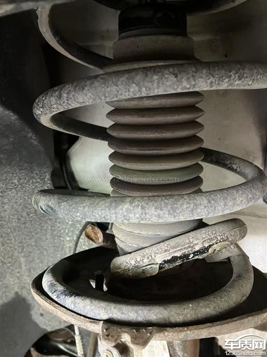 东风标致308前<em>避震</em><em>器</em>弹簧断裂