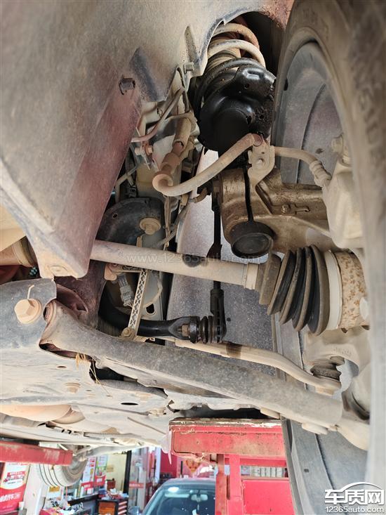 领克03车辆左前<em>减震</em><em>器</em>漏油 要求处理