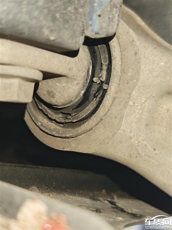 特斯拉Model Y下摆臂胶套破损更换拒保问题