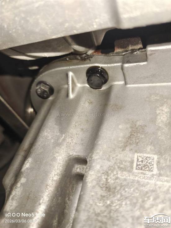 别克英朗发动机<em>油底壳</em>漏油非常严重