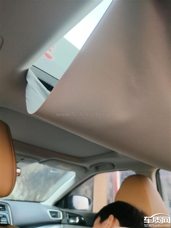 东风日产西玛车内<em>全景</em><em>天窗</em>幕布脱落