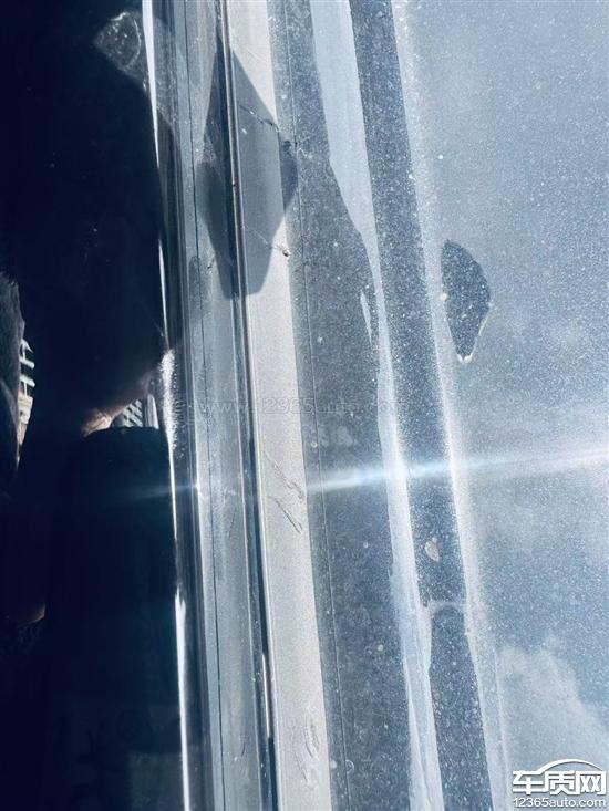 一汽丰田皇冠陆放车顶<em>行李</em><em>架</em>胶条老化