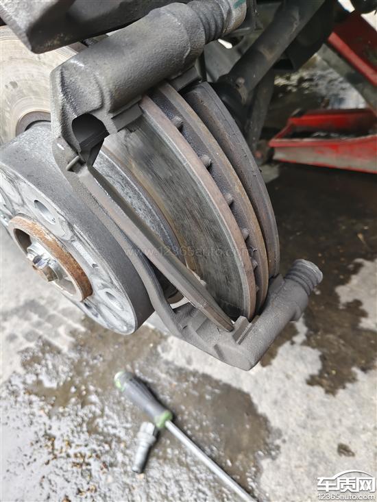 上汽大通新途V80发动机异响破洞 刹车<em>抱死</em>