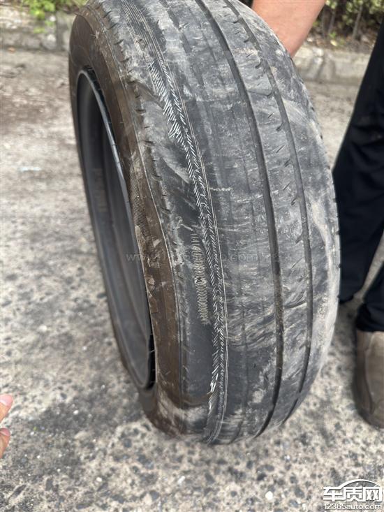 零跑T03前轮吃胎偏磨导致轮胎磨损