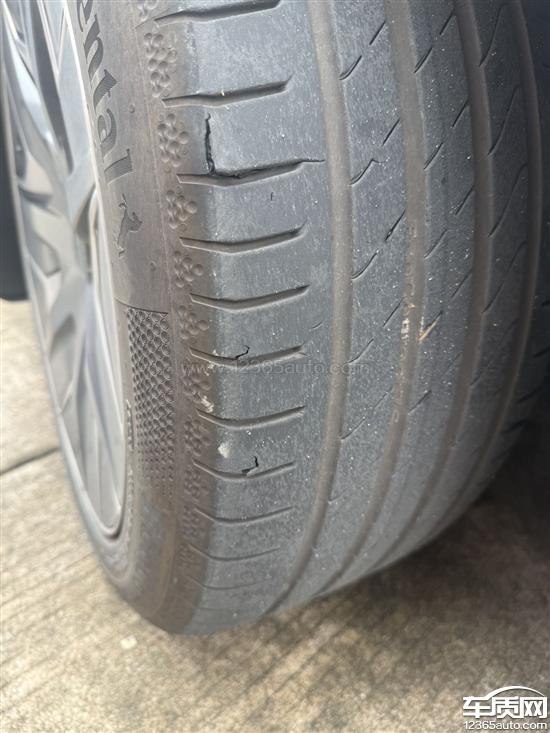 特斯拉Model Y L后轮悬挂塌陷 轮胎起皮