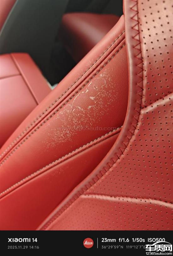 小米SU7主驾驶<em>真皮</em><em>座椅</em>大面积蜕皮