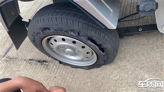 五菱荣光小卡专用车玲珑轮胎爆胎 跑偏