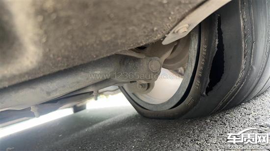 比亚迪海豹轮胎吃胎偏磨导致爆胎-新浪汽车