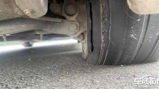 比亚迪海豹轮胎吃胎偏磨导致爆胎-新浪汽车