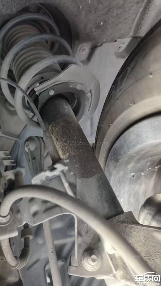 进口宝马3系GT前<em>避震</em><em>器</em>漏油 要求处理