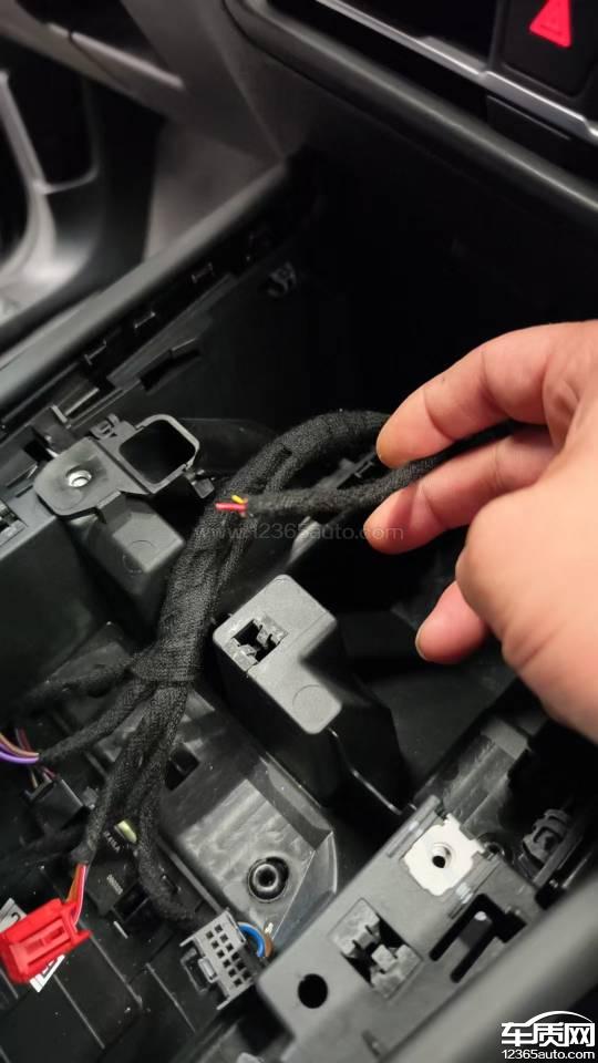 上汽大众途观L新车<em>无线</em><em>充电</em>模块缺失