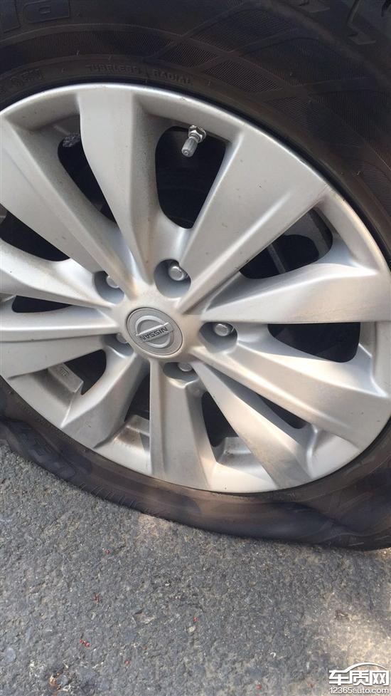 东风日产天籁行驶中普利司通轮胎爆胎