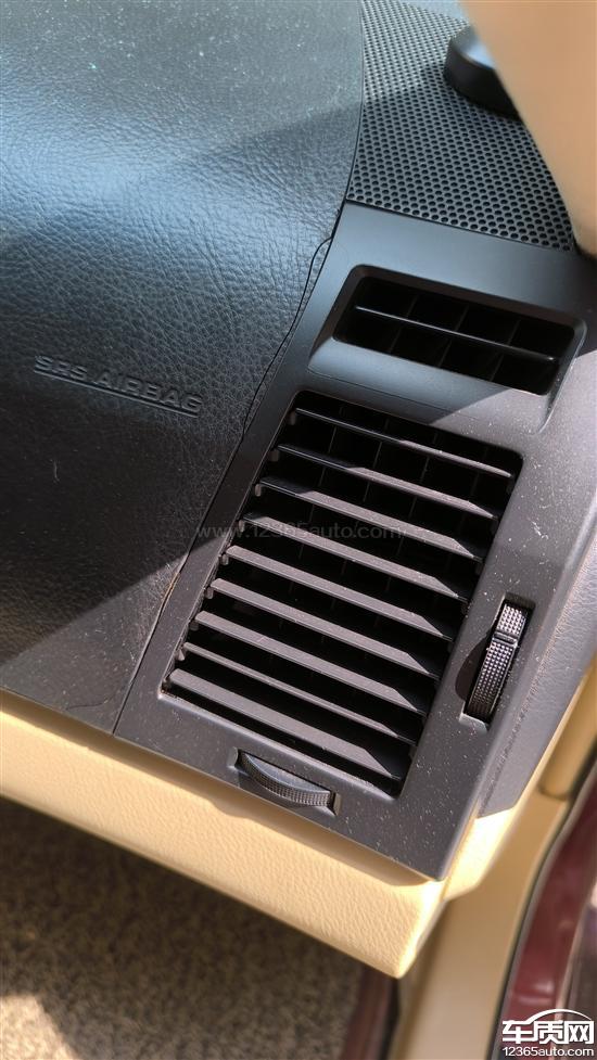 一汽丰田锐志仪表台鼓包表面出油反光-新浪汽车