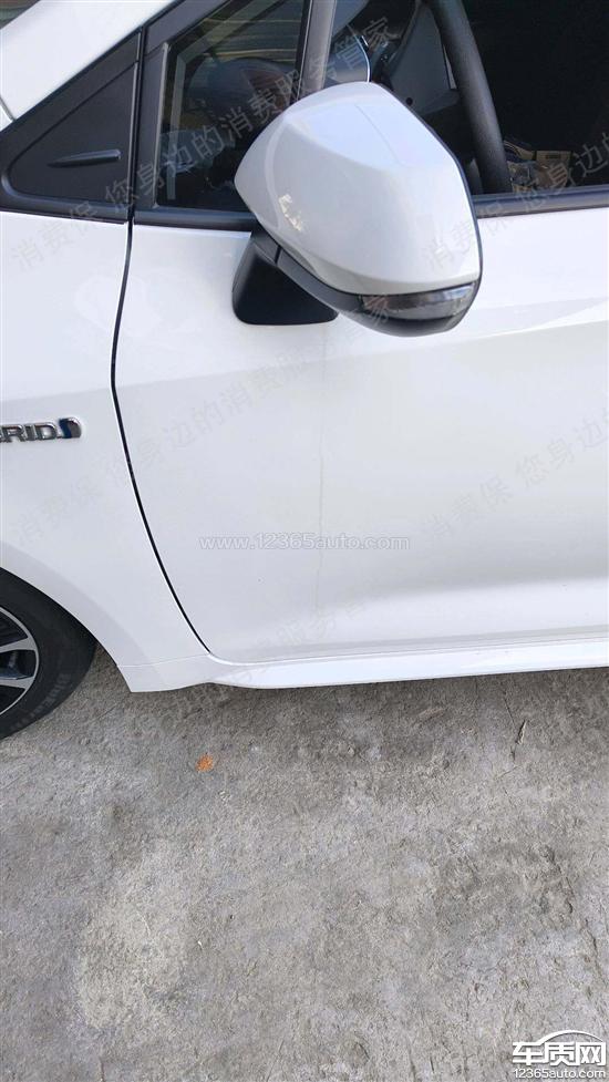 广汽丰田雷凌两侧后视镜下方漆面泛黄