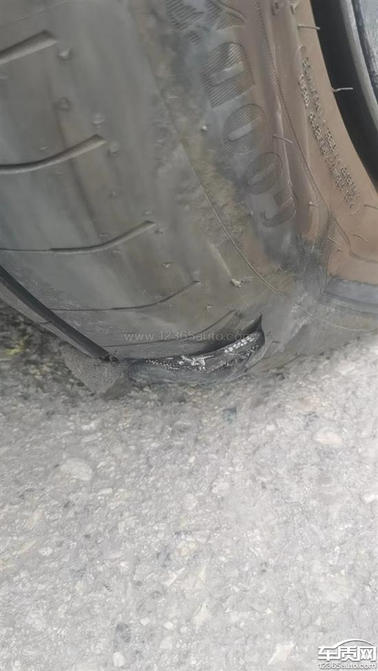 特斯拉model y正常行驶中固特异轮胎爆胎-新浪汽车