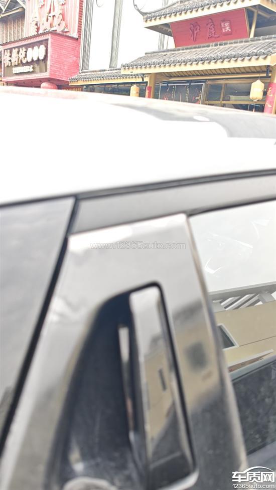 长安UNI-T门把手掉漆 <em>储物</em><em>盒</em>垫鼓包