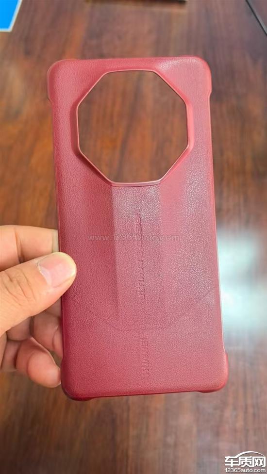 比亚迪海狮06<em>无线</em><em>充电</em>面板发生熔化