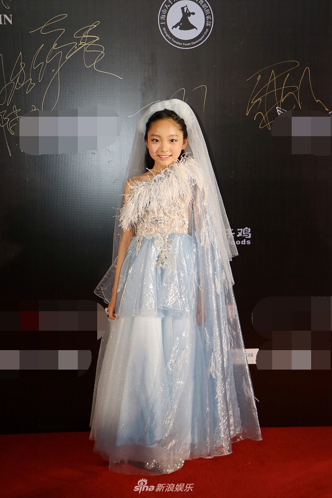 范冰冰堂妹范朵朵戴头纱走红毯