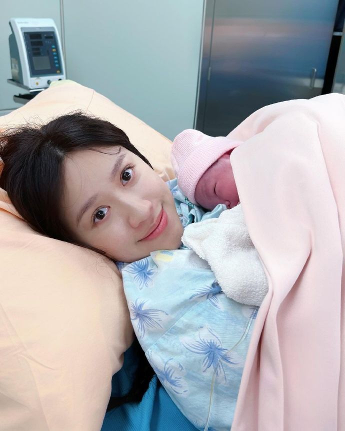 生涯资讯-""-兰州军区藏族新兵理论学习不懂汉语 班长手把手教