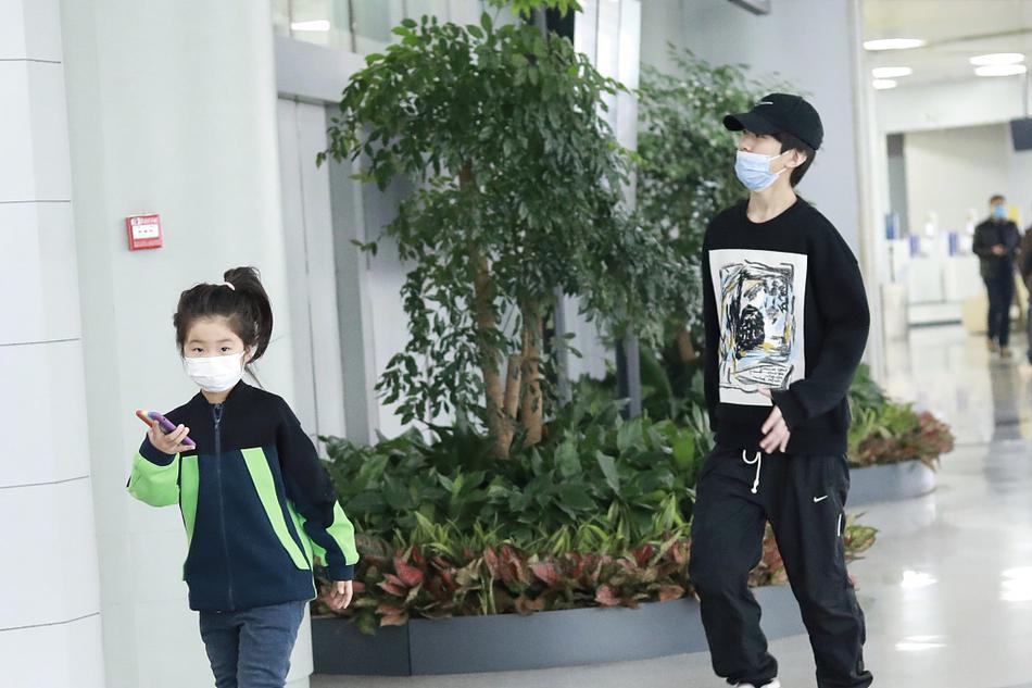 张亮儿子女儿现身机场