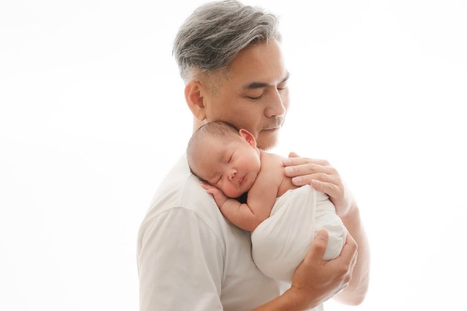 马国贤晒全家福庆祝儿子满月 回忆妻子生产过程充满爱_高清图集_新浪