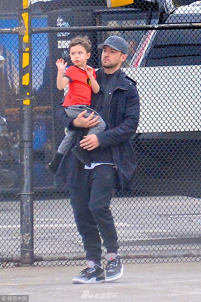 儿子被爸爸单手抱在怀里手舞足