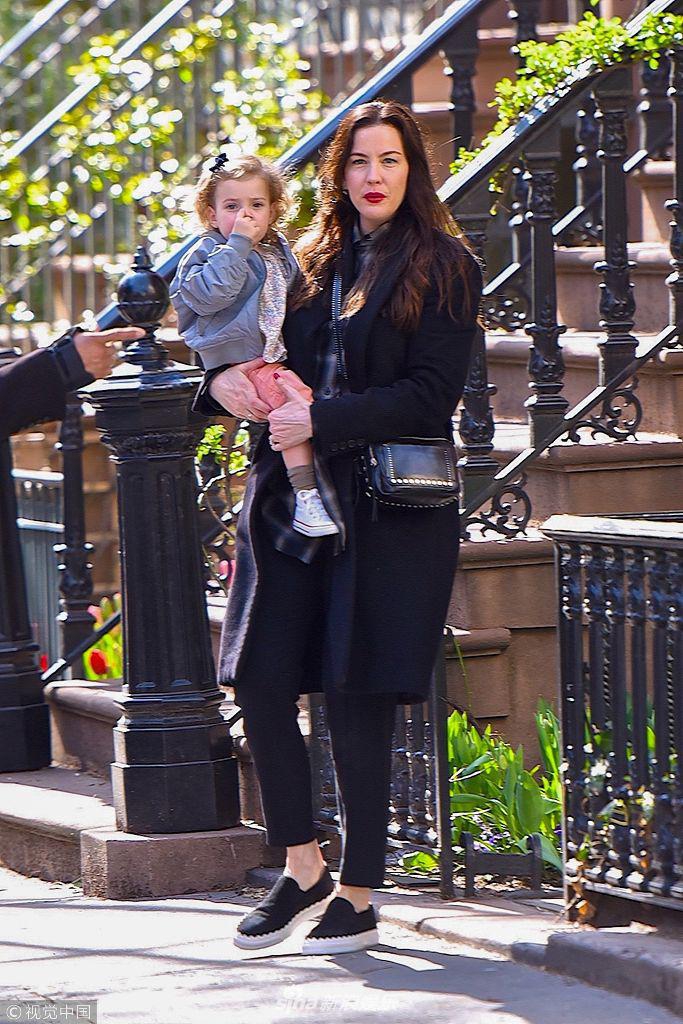 丽芙泰豪放抱娃亮相街头