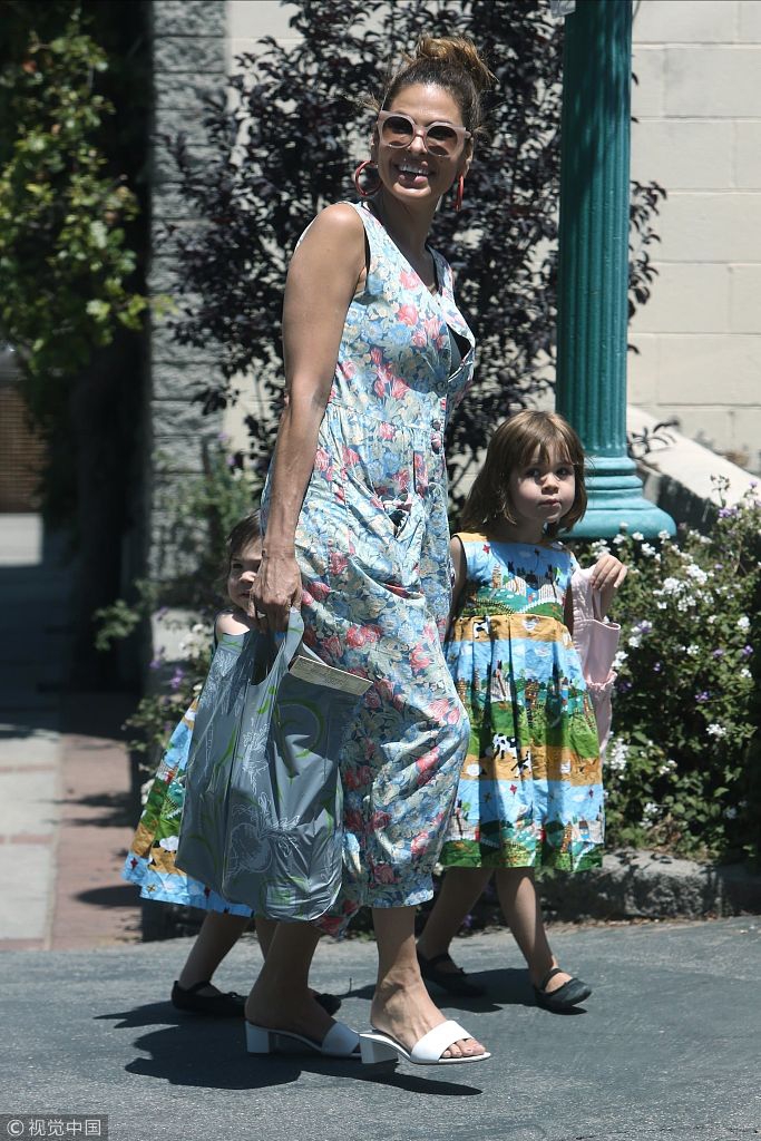 伊娃·门德斯带女儿外出