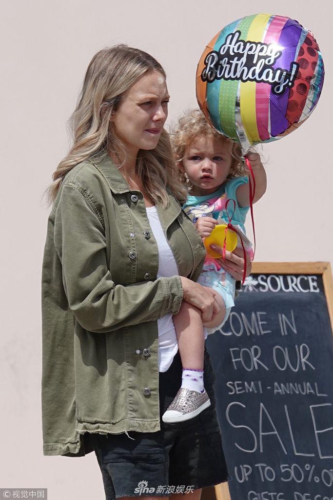 梅丽莎奥德维素颜抱娃散步