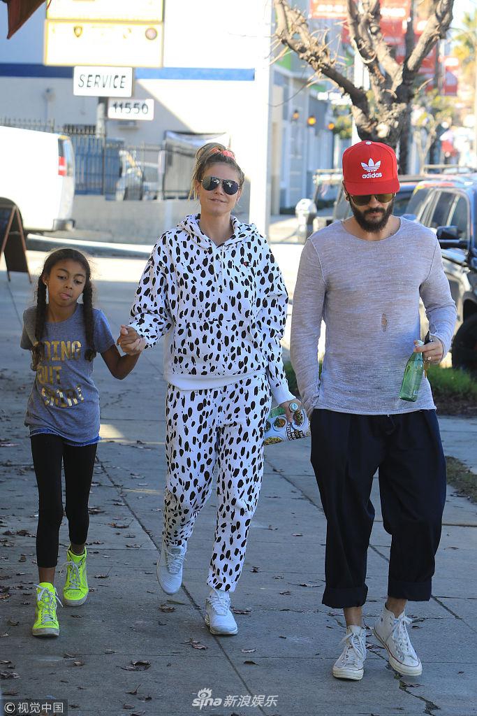 超模海蒂携女儿与小男友现身