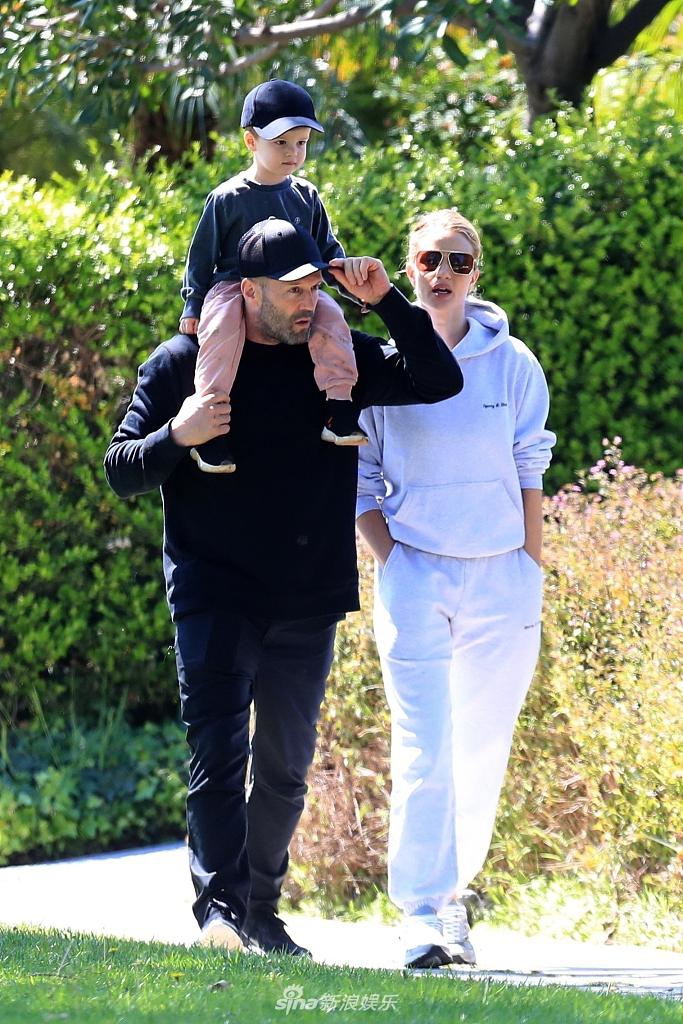 杰森斯坦森柔情带娃上演"骑脖杀"