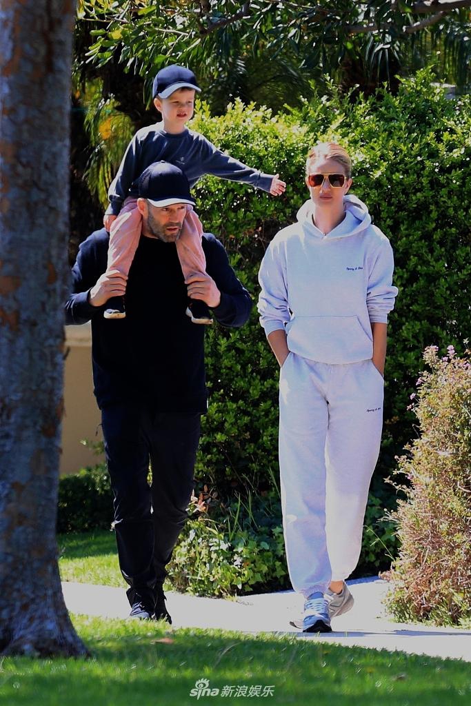 杰森斯坦森柔情带娃上演"骑脖杀"