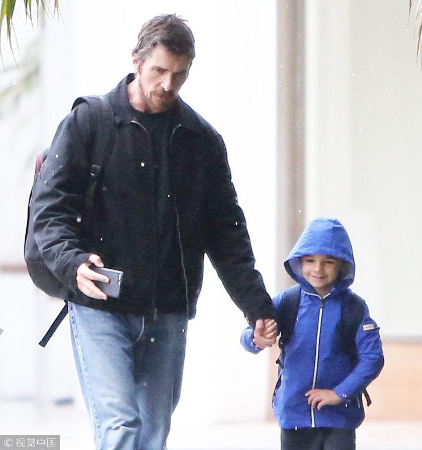 "蝙蝠侠"接儿子放学大手牵小手超暖心