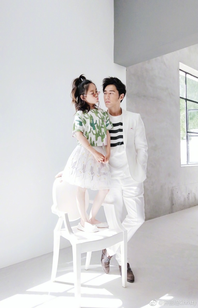 张伦硕父女合照造型百变