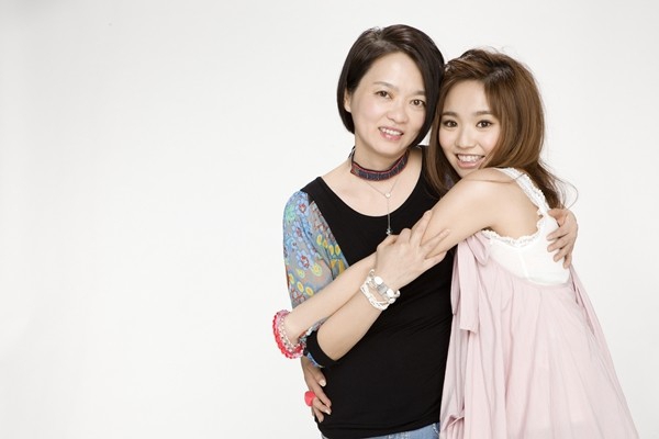 陈芳语童年照五官像妈妈