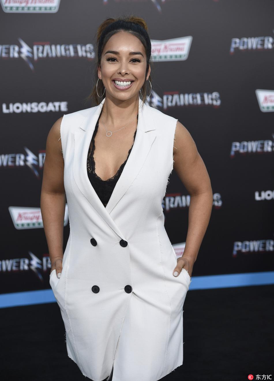 费舍尔女友手牵巴恩斯双胞胎