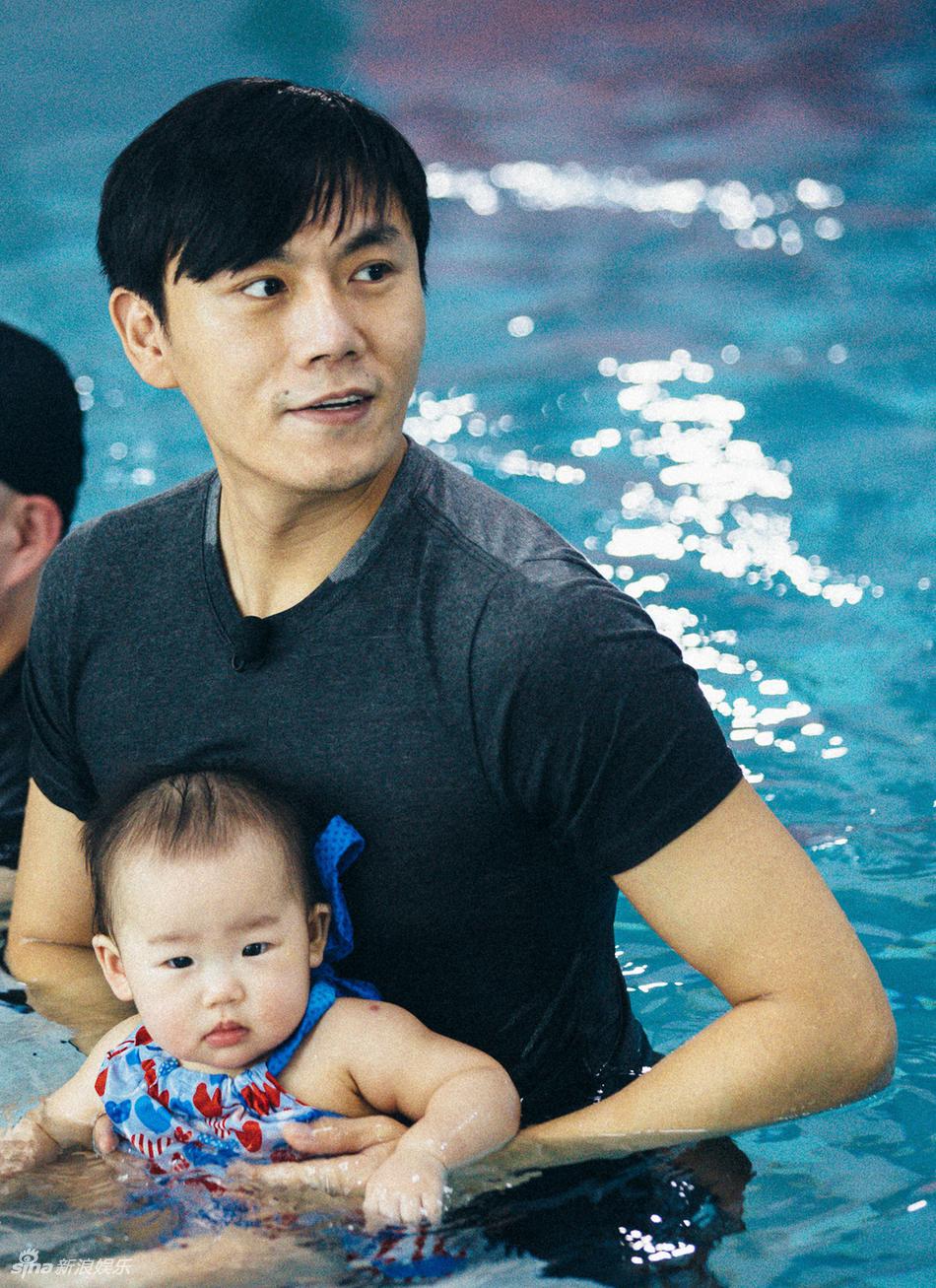 秦昊陪米粒上游泳课爸爸力max