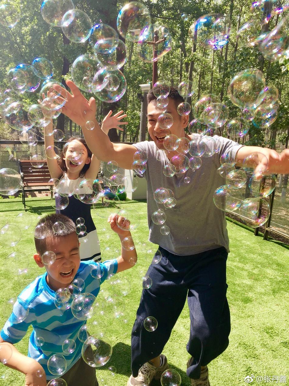 赵文卓带儿子女儿户外玩泡泡