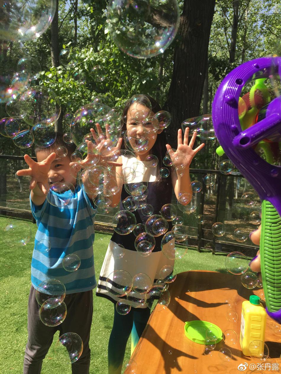 赵文卓带儿子女儿户外玩泡泡