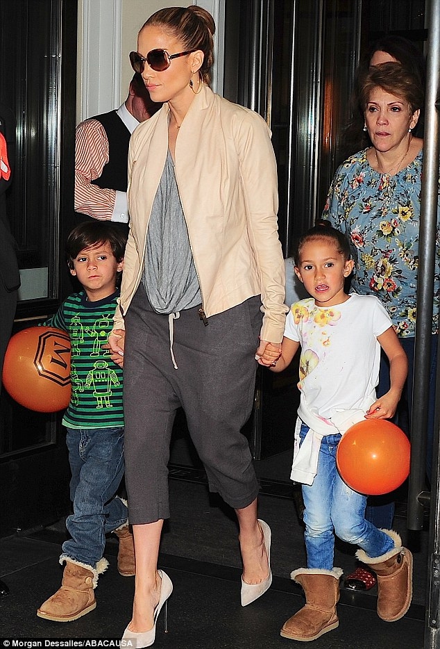 洛佩兹带双胞胎儿女上节目