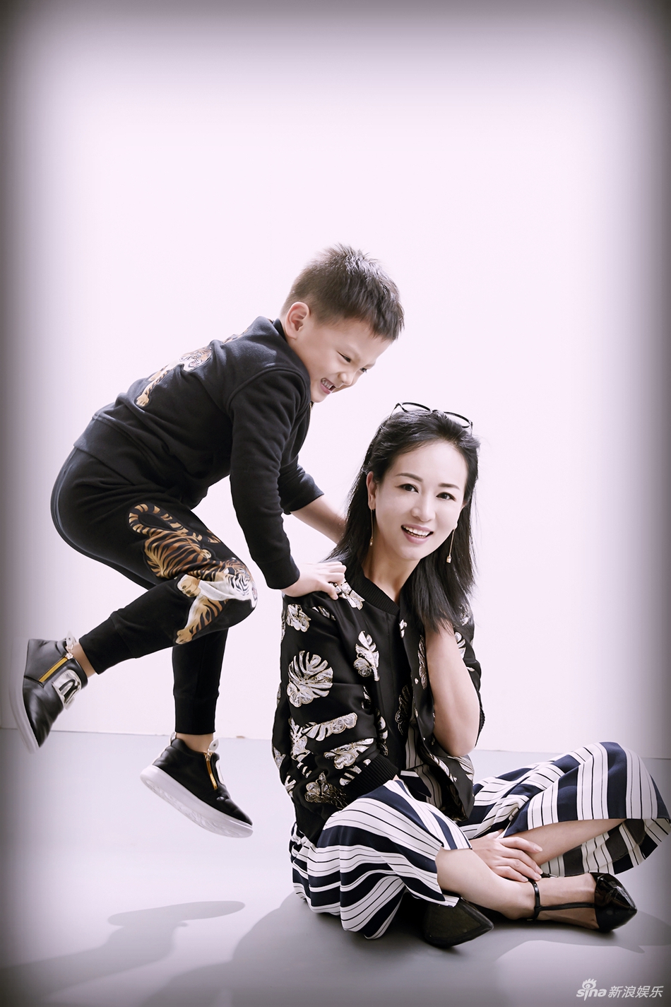 演员涓子亲子大片曝光展母爱