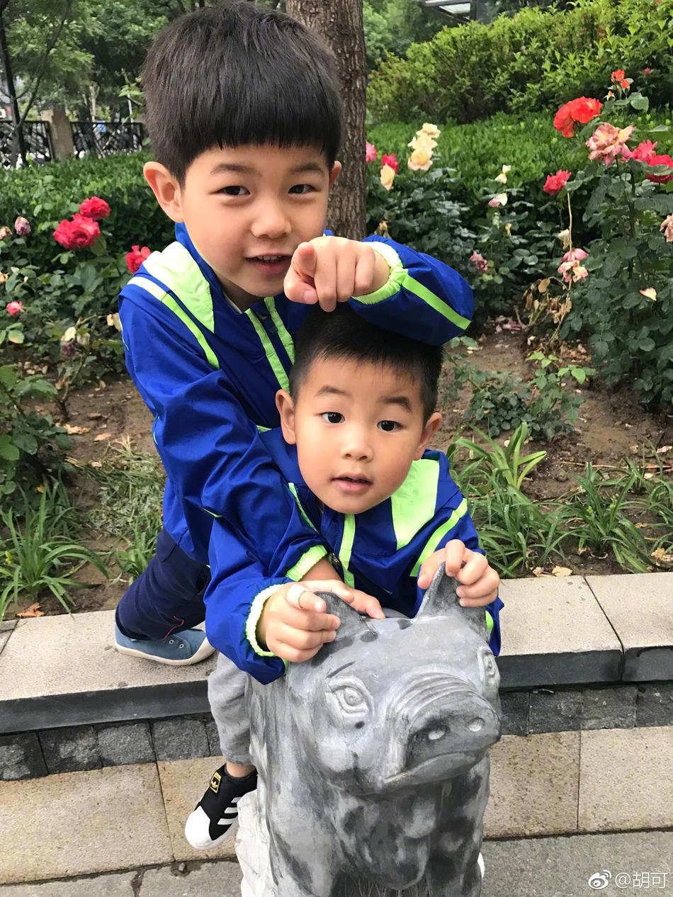 胡可携两儿子拍大片庆祝六一