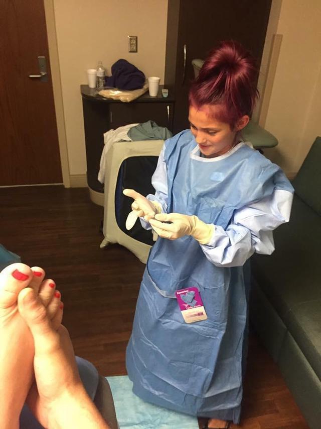 12岁女孩帮妈妈接生 弟弟生出来时吓得大哭