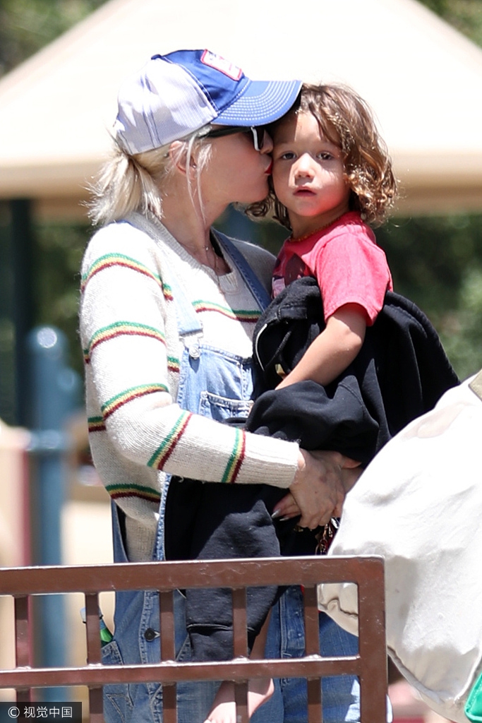 史蒂芬妮儿子见偷拍转头怒吼