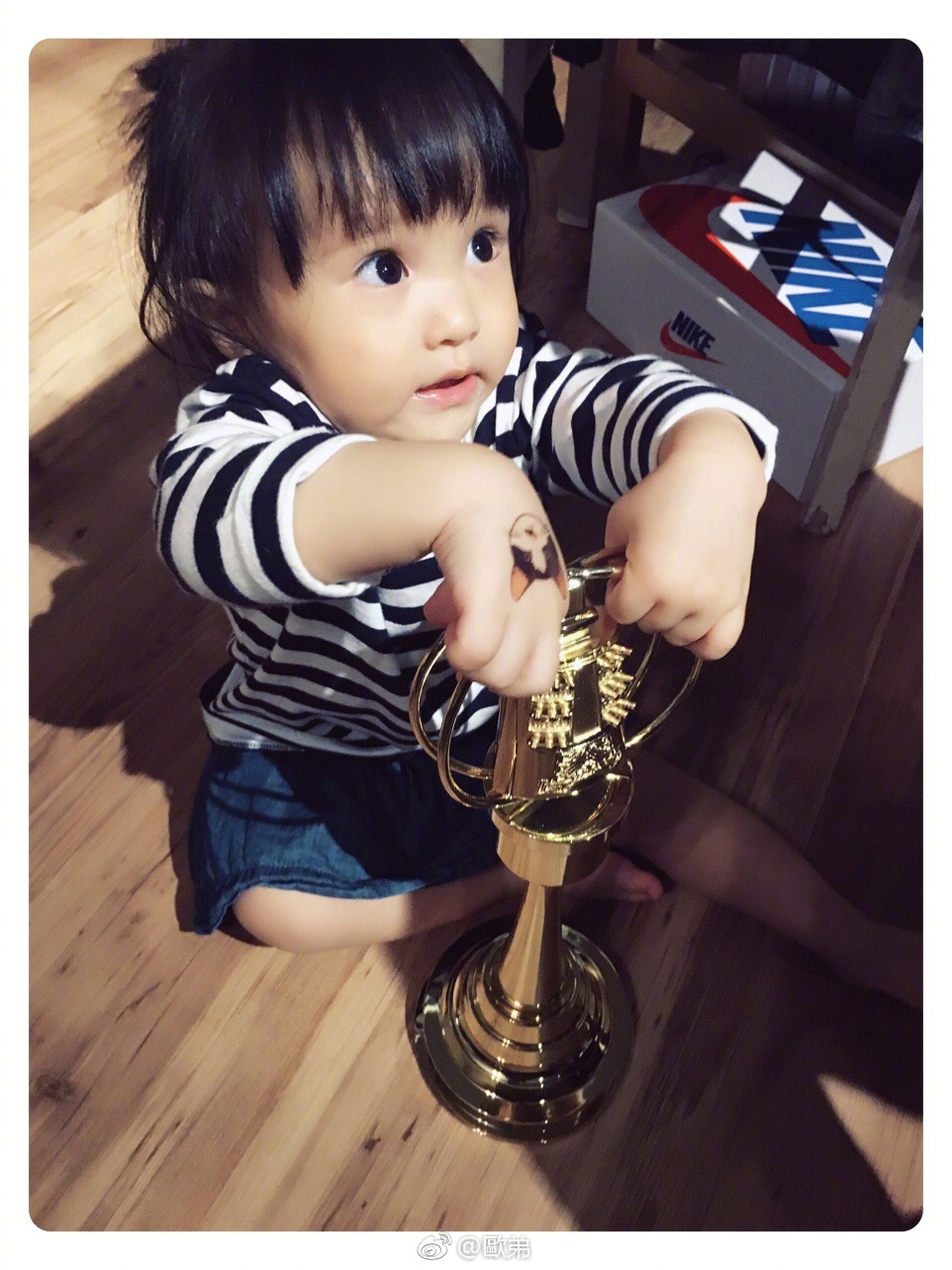 欧弟女儿精灵可爱 颜值堪比咘咘