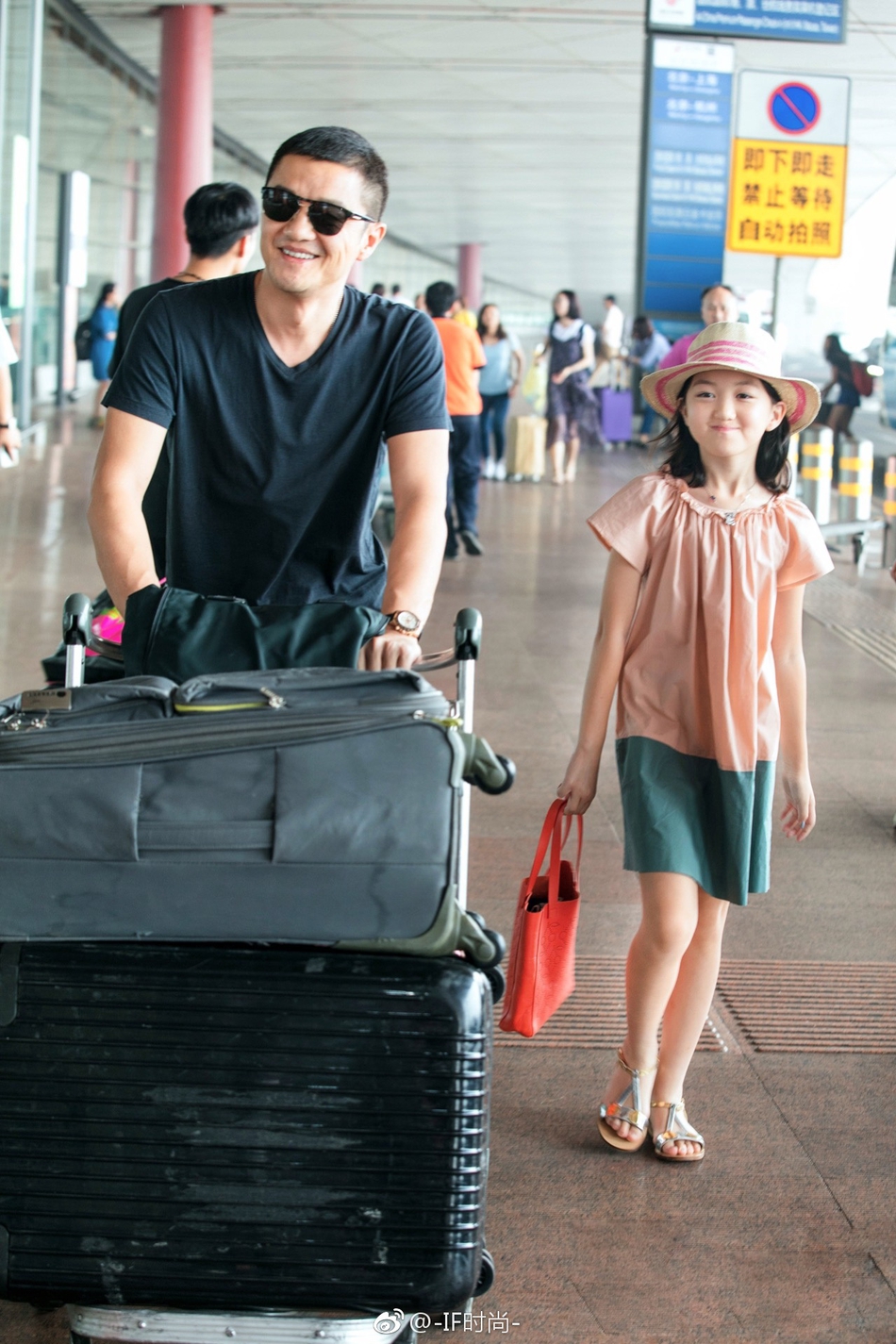 李亚鹏和11岁女儿李嫣现身机场
