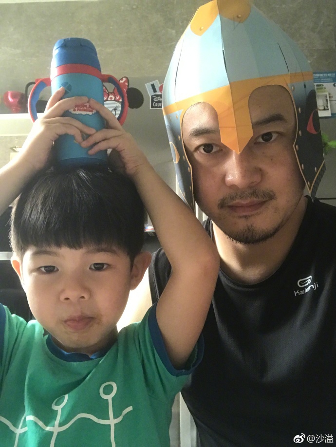 沙溢陪安吉小鱼儿玩耍